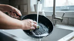 So wäscht man Fett in kaltem Wasser: 5 Tipps nach alter Schule