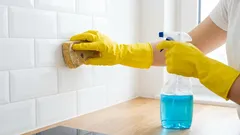 Selbst eingetrocknetes Fett an den Wänden löst sich innerhalb von 5 Minuten auf: So geht die schnelle Reinigung